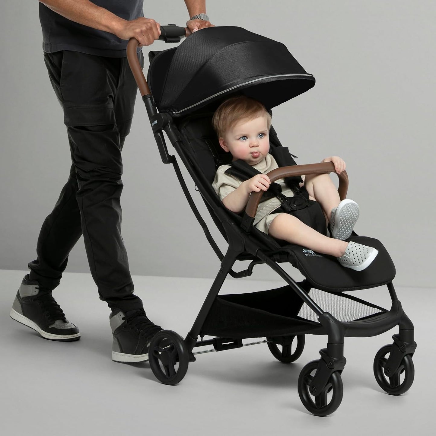 Delta Children Greenguard Gold - Cochecito de viaje compacto Jeep A...