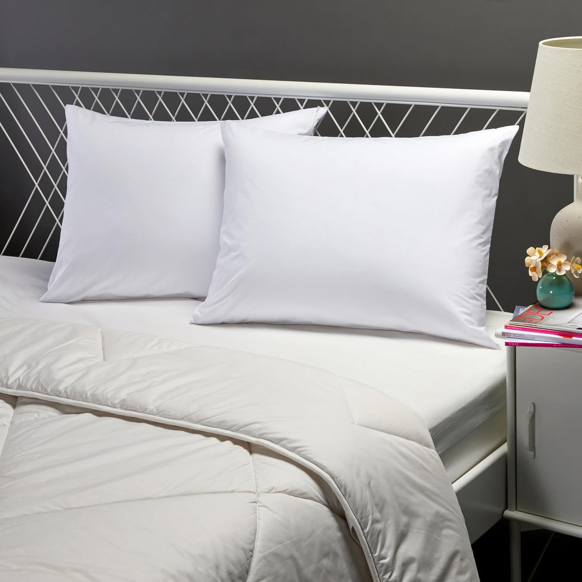 Amazon Basics - Juego de 2 almohadas de cama con relleno alternativ...