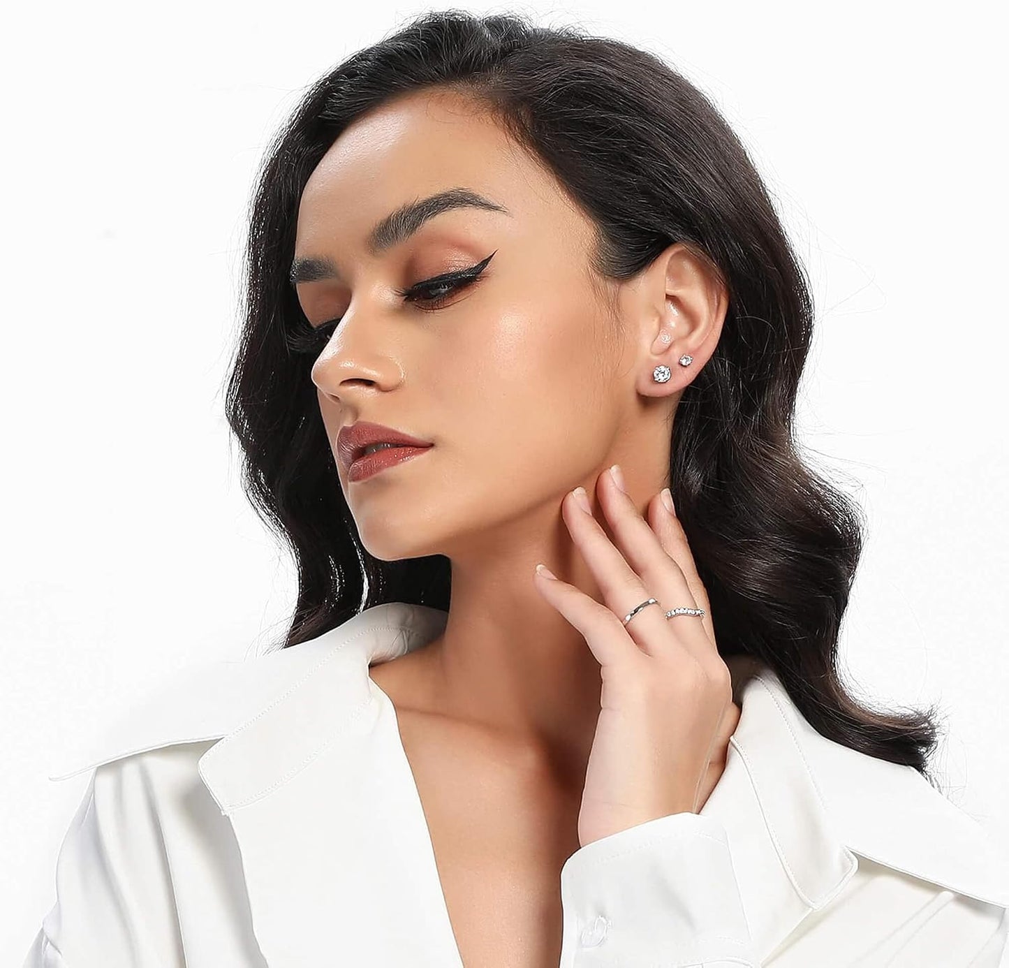 Aretes tipo dormilona chapados en oro blanco de 18 quilates con cir...