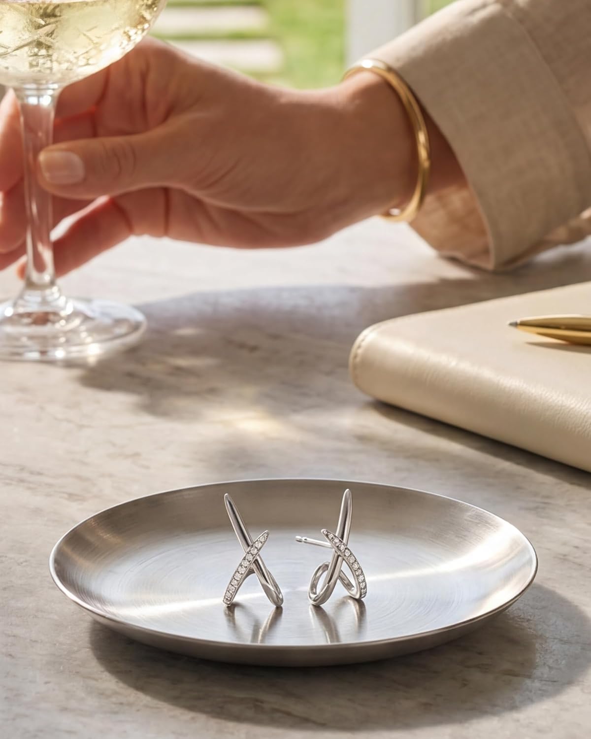 Aretes de oro para mujer a la moda, aretes de tuerca de oro de 14 q...