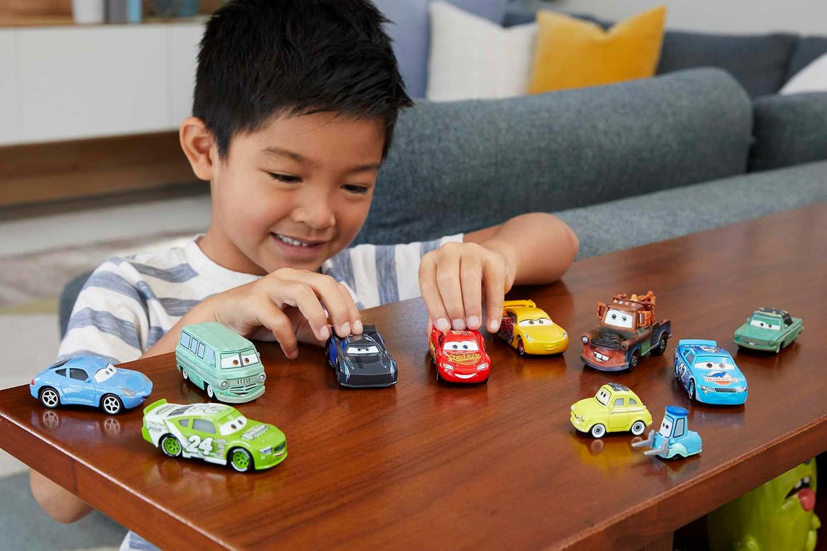 Mattel Disney y Pixar Cars - Juego de 10 mini corredores de fundici...