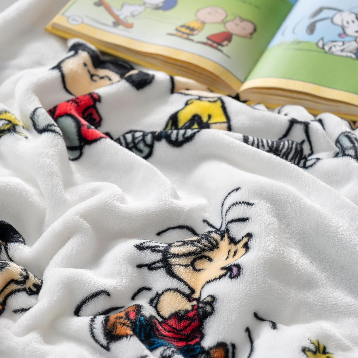 Manta de Berkshire Blanket Peanuts® VelvetLoft® de personaje encant...