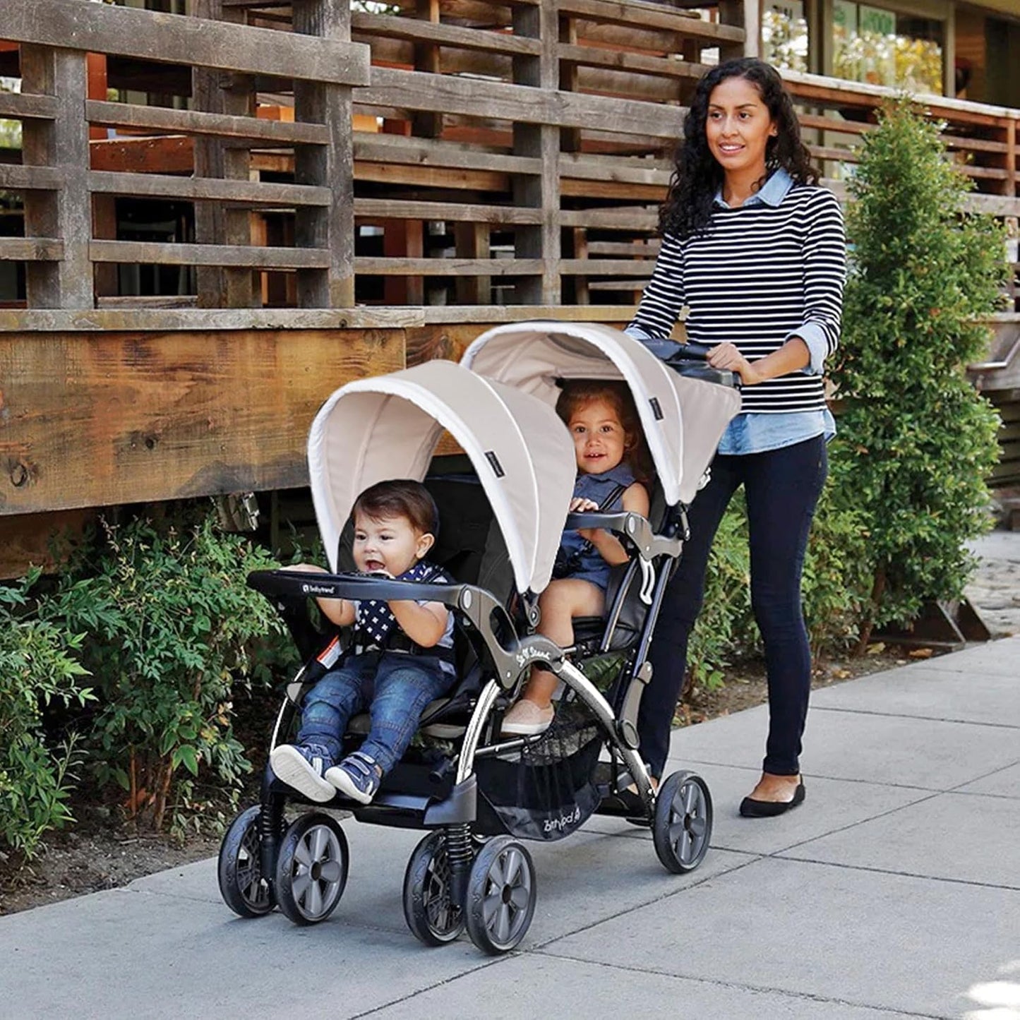 Cochecito doble para bebés y niños pequeños de Baby Trend con arnés...