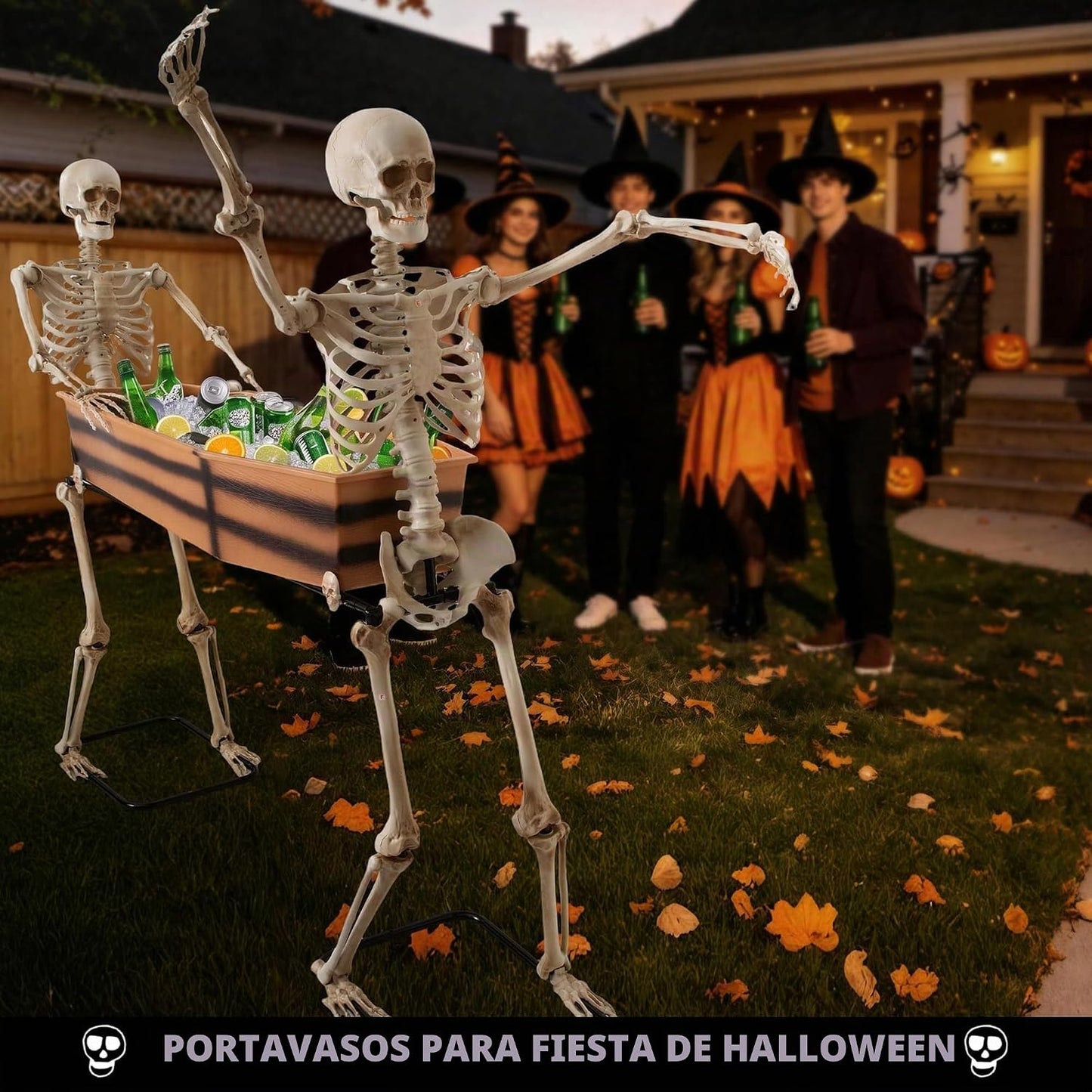 Dos esqueletos que transportan decoraciones de Halloween abiertas,...