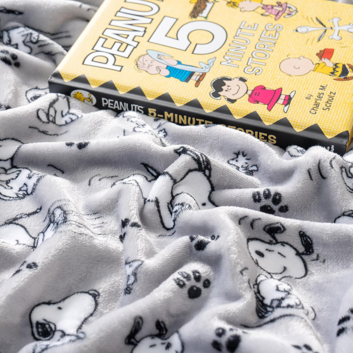Berkshire Blanket Manta de Snoopy® de terciopelo VelvetLoft® de Pea...