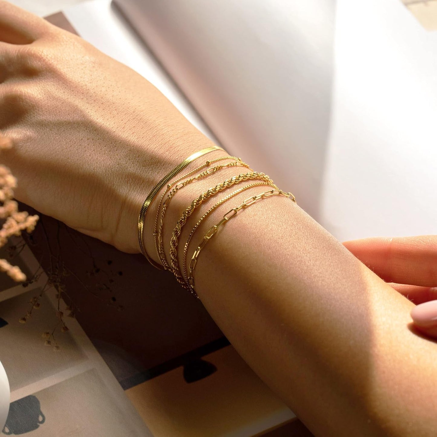 Dearmay Pulseras de oro para mujer, resistentes al agua, chapadas e...