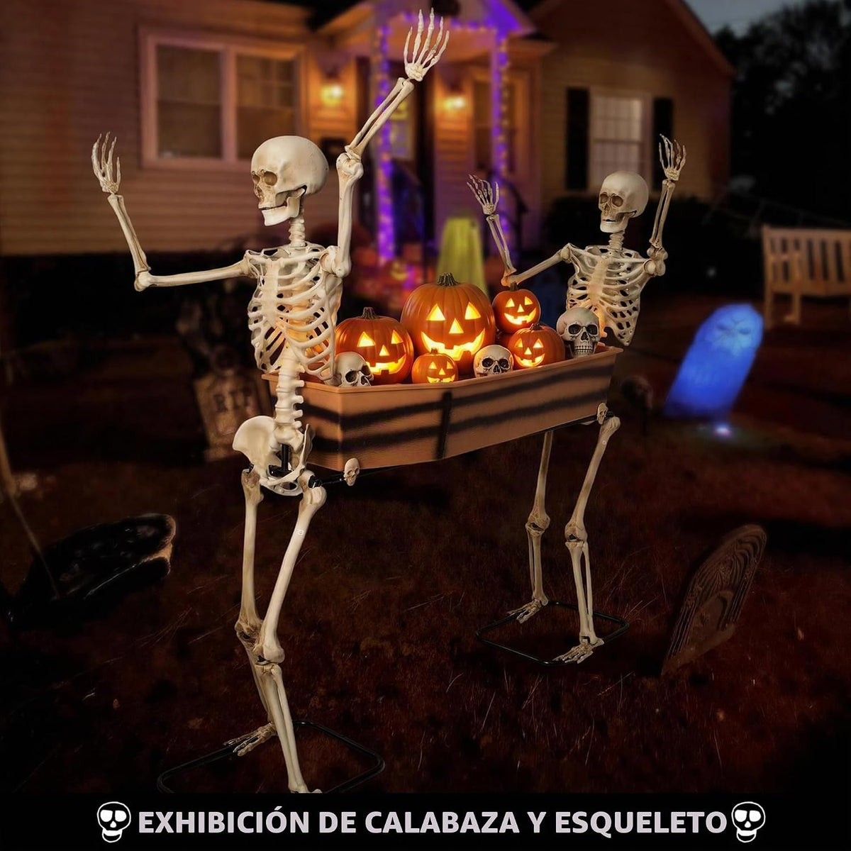 Dos esqueletos que transportan decoraciones de Halloween abiertas,...