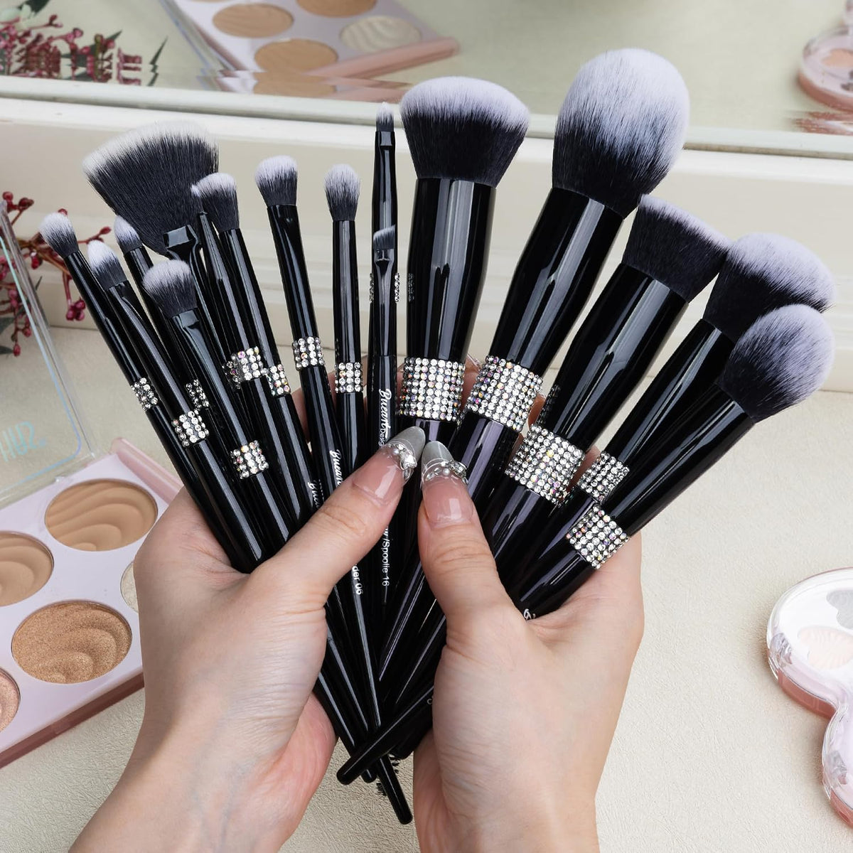 Bueart Design Juego de 16 brochas de maquillaje con soporte clásico...
