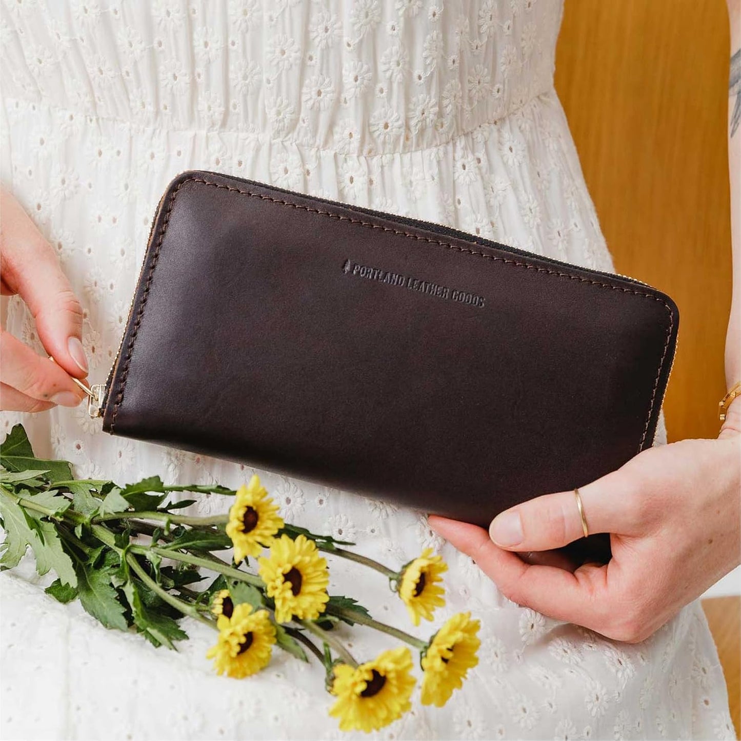 Portland Leather Goods Cartera con cremallera de acordeón para muje...