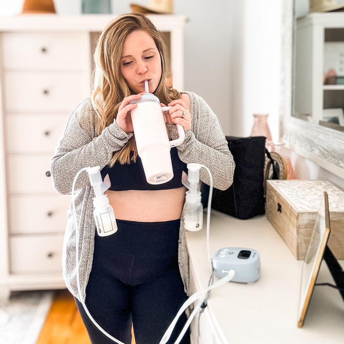 Ameda MYA Joy Plus Extractor de leche recargable con bolsa de lujo,...