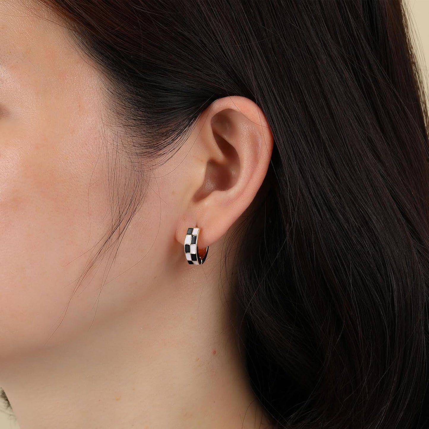 Sriomu - Aretes pequeños tipo argolla para cartílago con diseño a c...