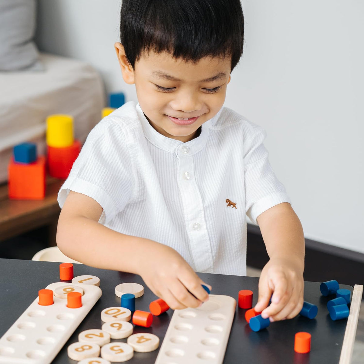 PlanToys® Tablero de clavijas de madera | Juguete de aprendizaje de...