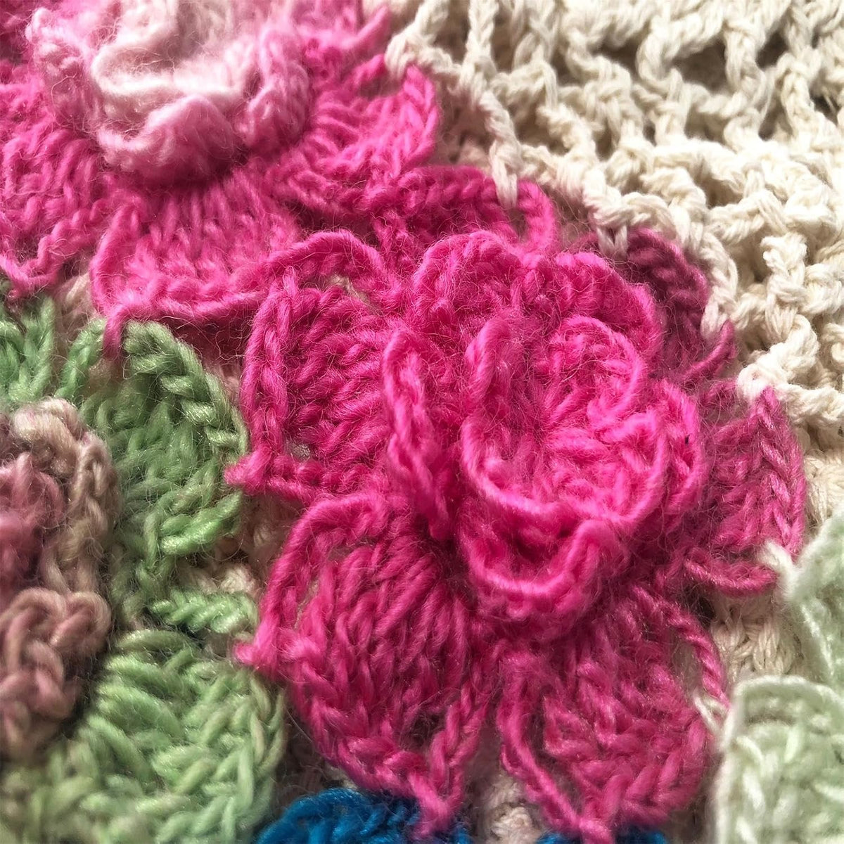 CORIRESHA Boho Chic Hecho a Mano Crochet Flor Beanie Ligero Hueco Y...