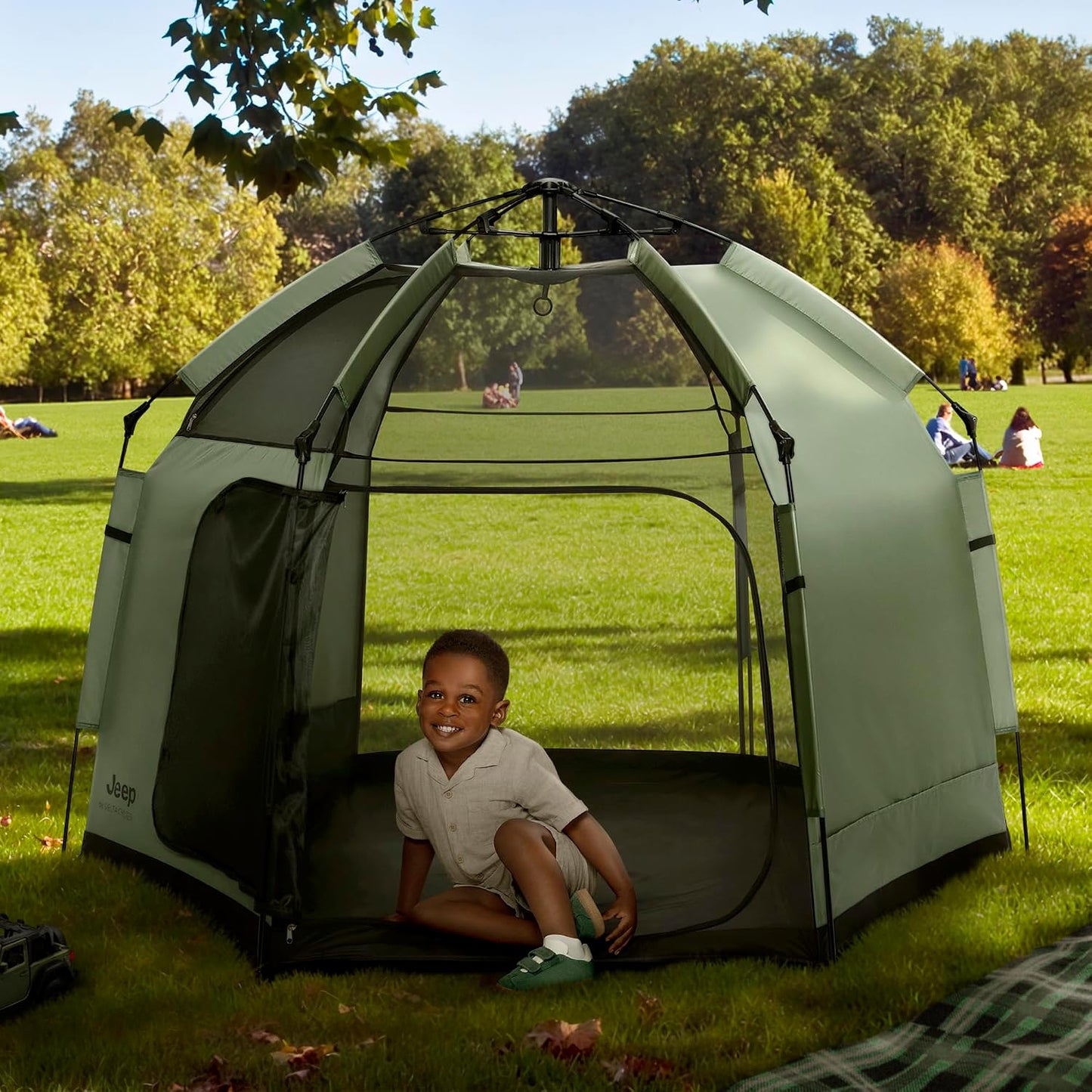 Jeep Hex-Lite Travel Pop-Up Play Yard de Delta Children, verde oliva