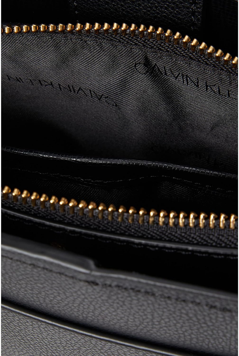 Calvin Klein Hailey Micro Pebble - Cadena cruzada con triple compar...