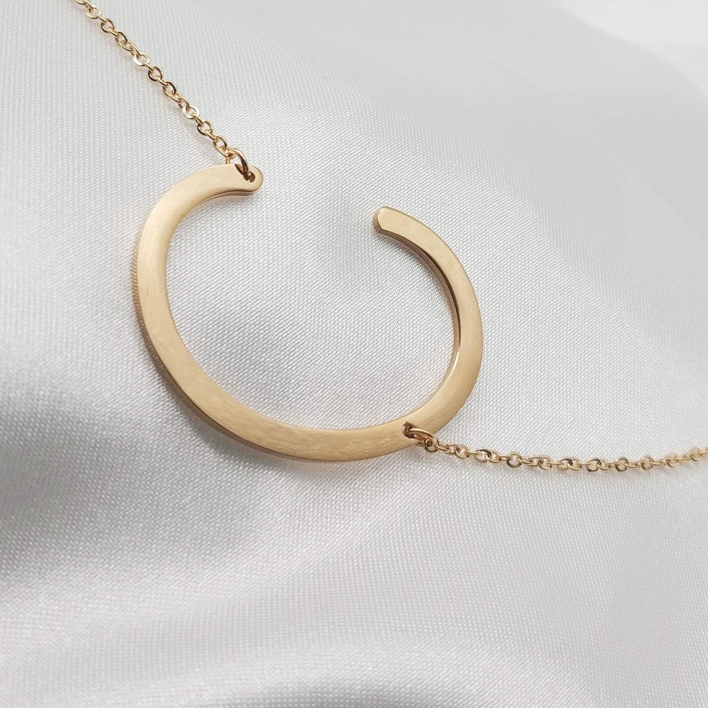 MOMOL - Collar con dije de inicial inclinada de acero inoxidable, c...