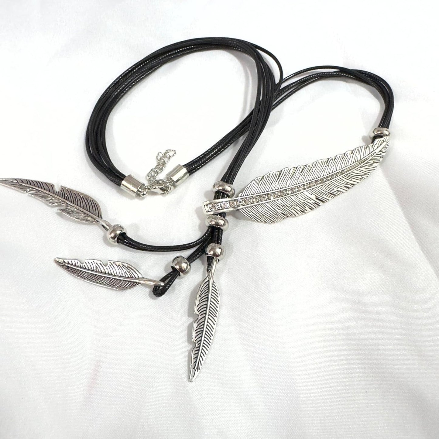 Collar de estilo bohemio con cadena de cuerda y diseño de hojas y p...