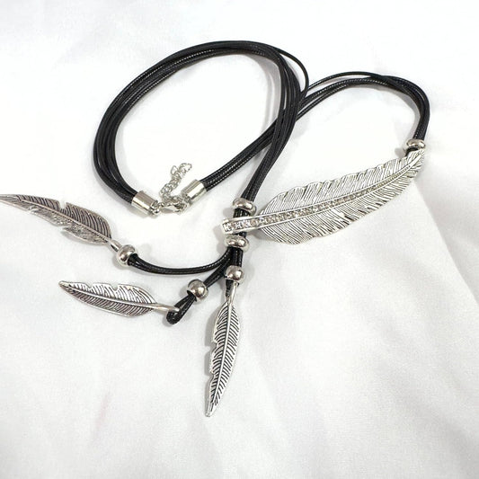 Collar de estilo bohemio con cadena de cuerda y diseño de hojas y p...