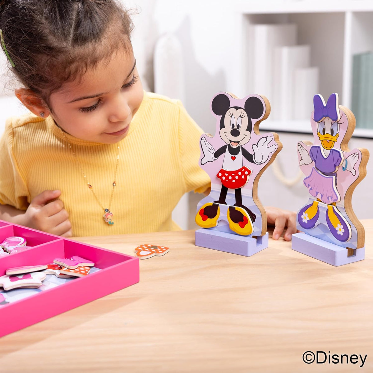 Melissa &amp; Doug Disney Minnie Mouse y Daisy Duck Vestidor Magnét...