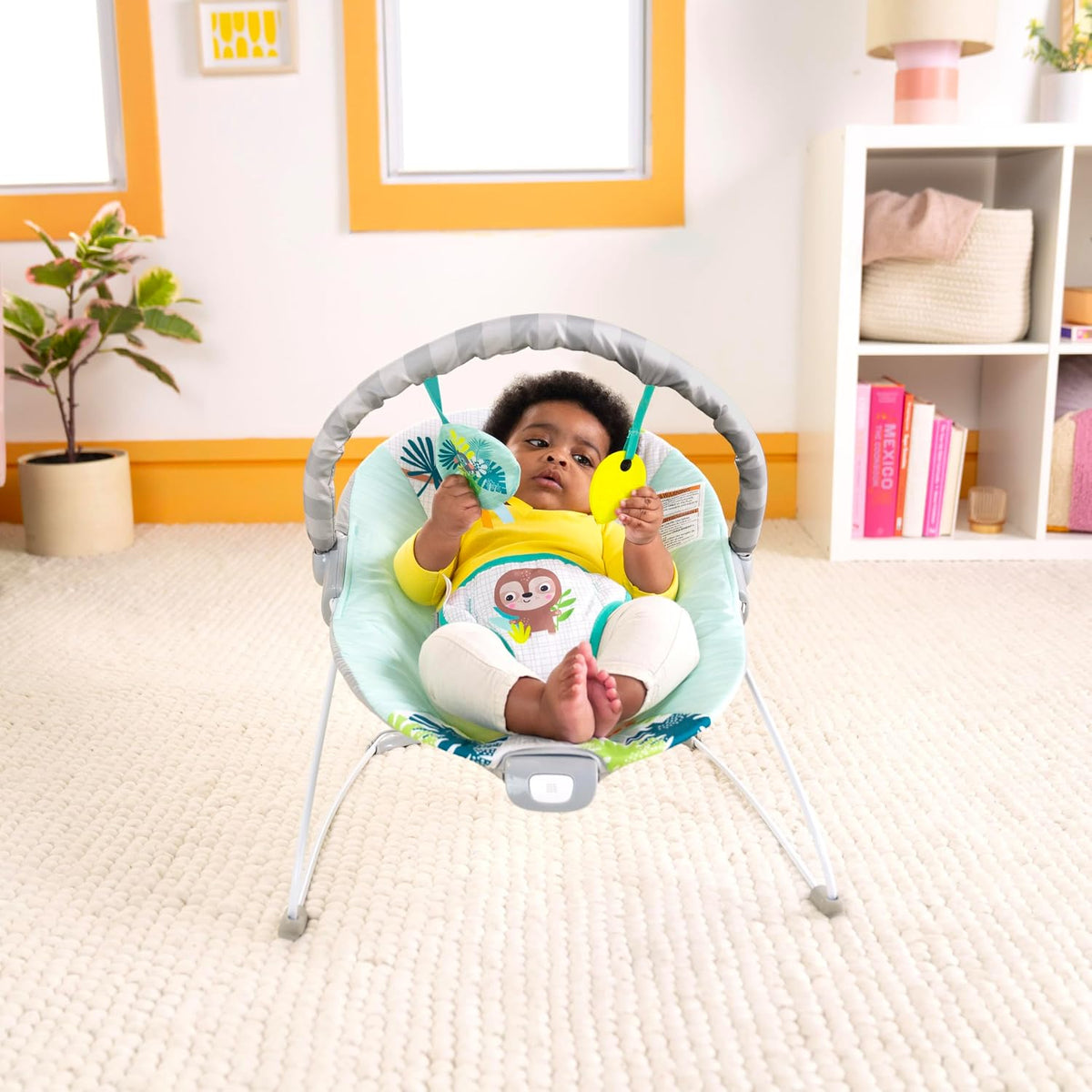 Bright Starts Wild Wonders Hamaca Vibratoria para Bebé, Barra de Ju...