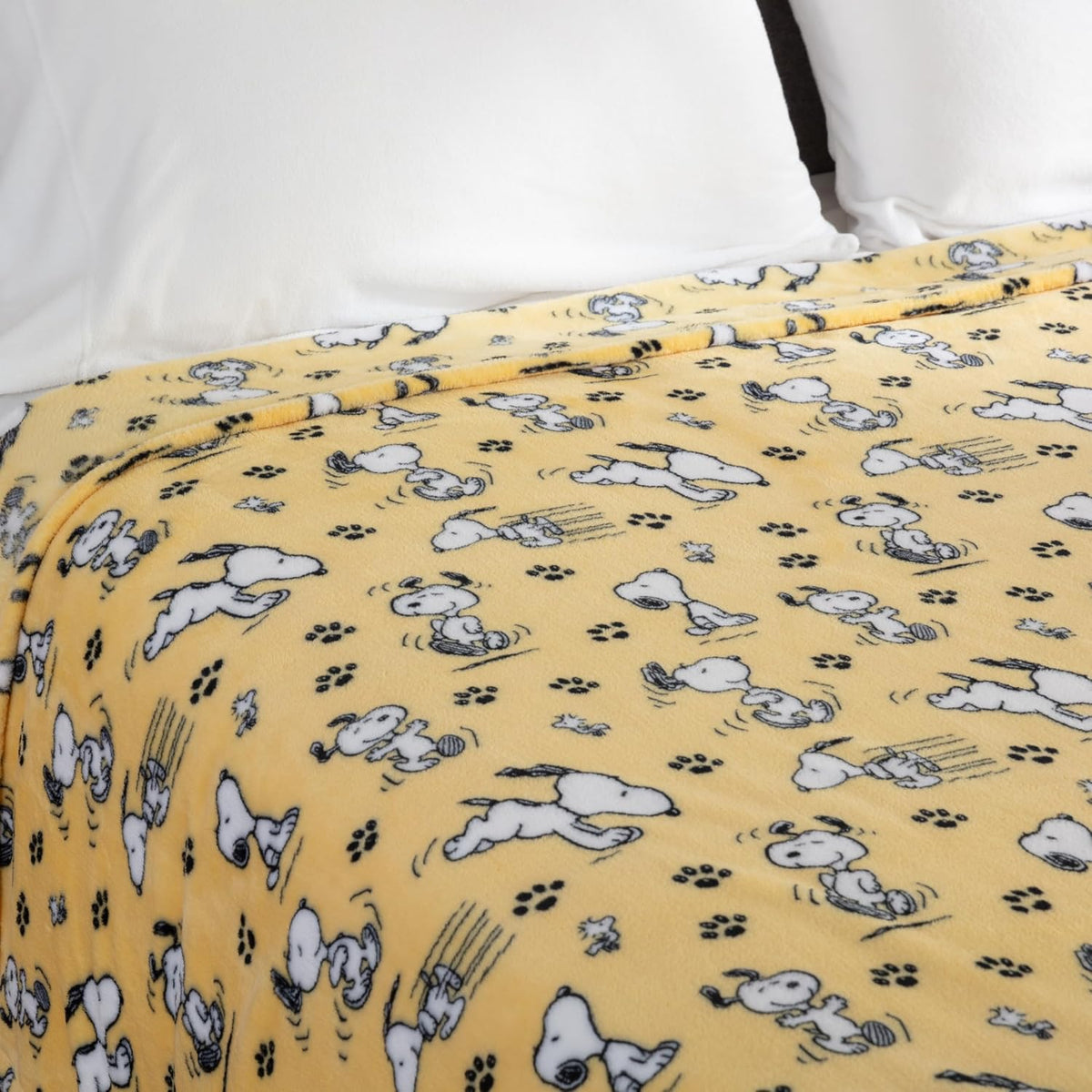 Berkshire Blanket Manta de felpa de Snoopy de Peanuts® VelvetLoft®...