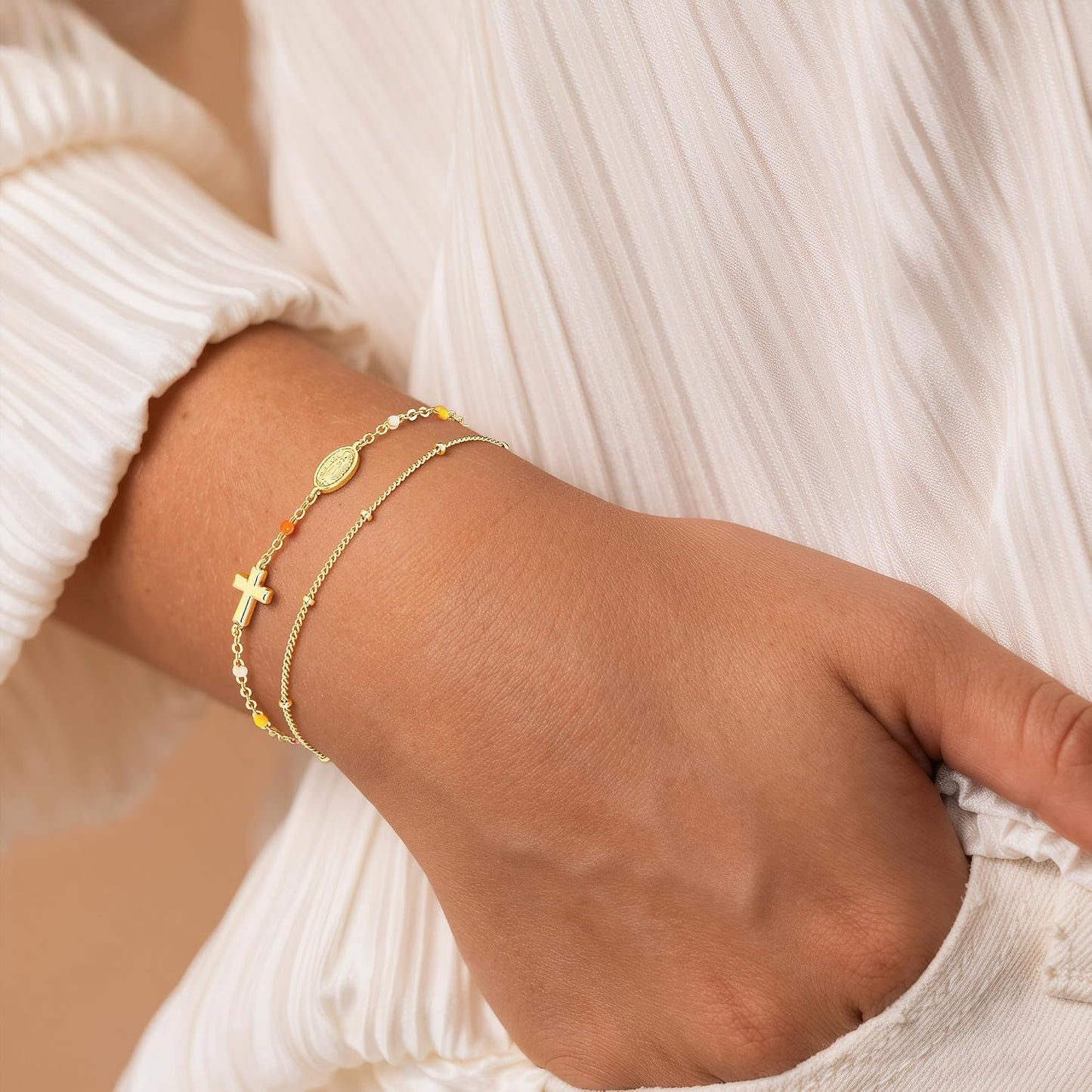 Turandoss Pulsera de cruz para mujer, chapada en oro de 14 quilates...