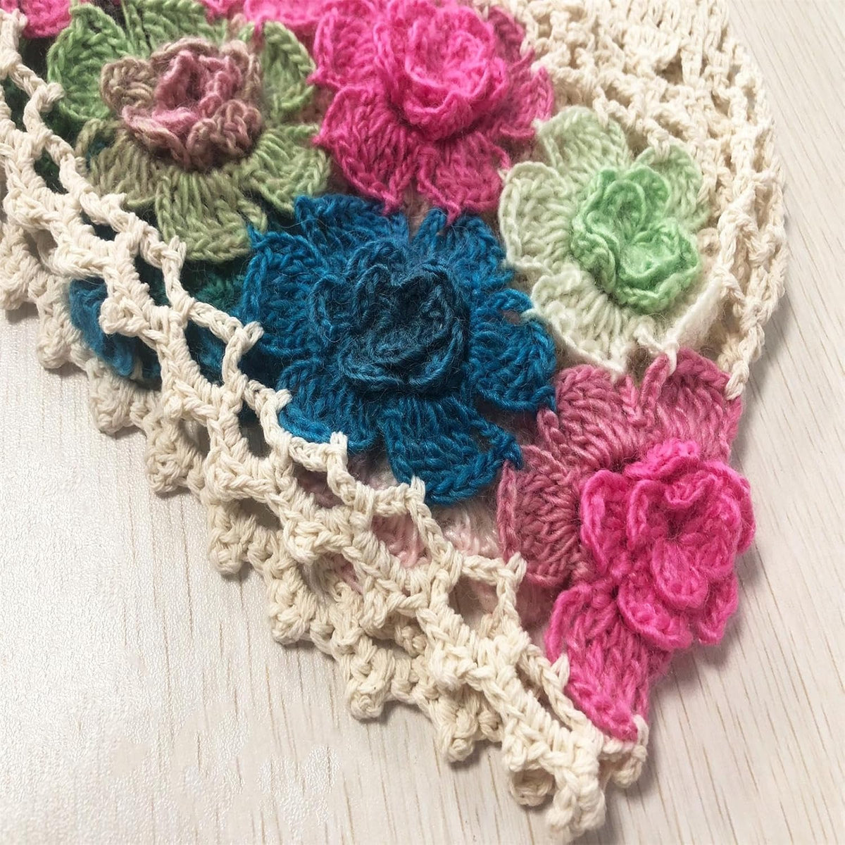 CORIRESHA Boho Chic Hecho a Mano Crochet Flor Beanie Ligero Hueco Y...