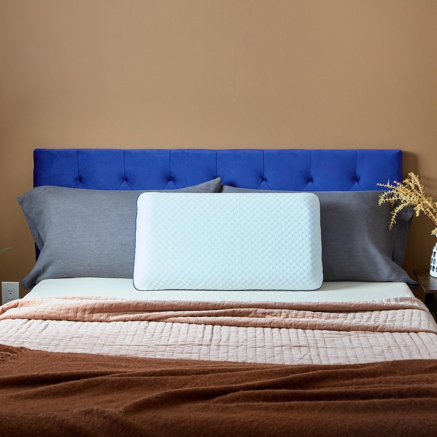 Almohada de espuma viscoelástica de gel ventilada Weekender. Funda...