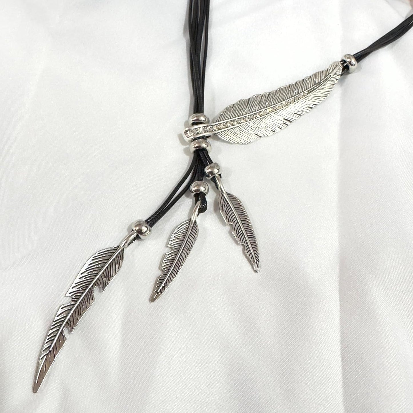 Collar de estilo bohemio con cadena de cuerda y diseño de hojas y p...