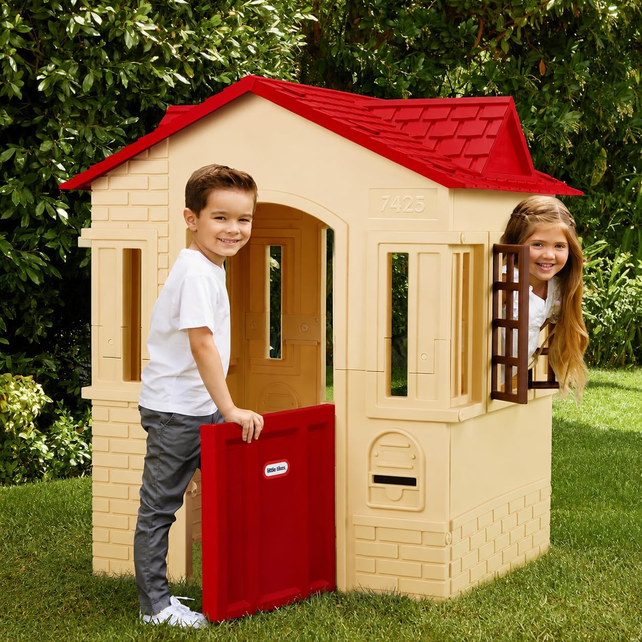 Casa de juegos Little Tikes Cape Cottage con puerta, ventanas y per...