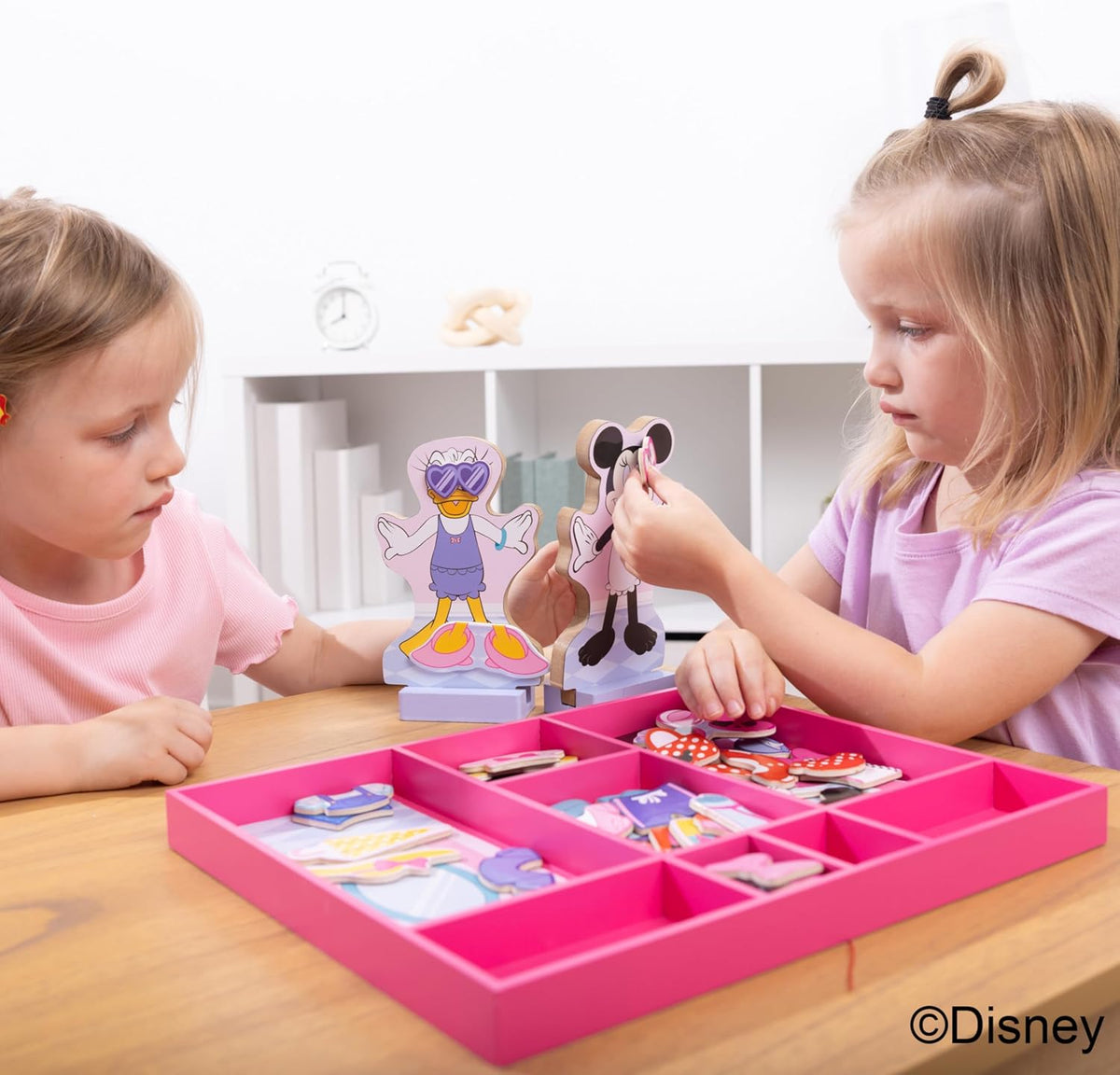 Melissa &amp; Doug Disney Minnie Mouse y Daisy Duck Vestidor Magnét...