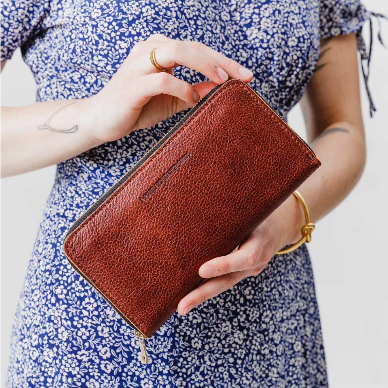 Portland Leather Goods Cartera con cremallera de acordeón para muje...
