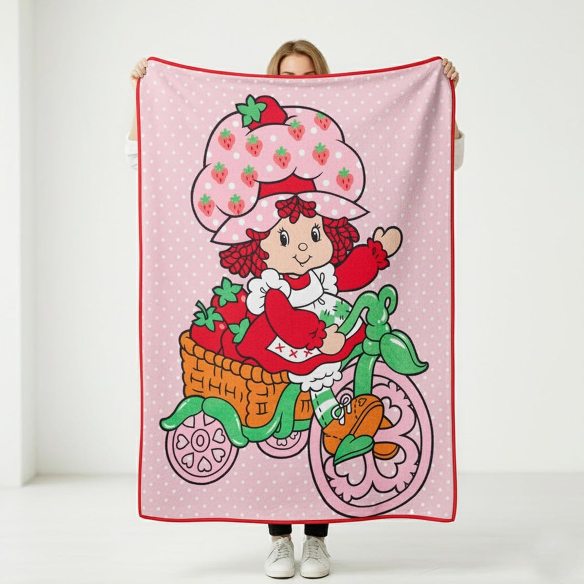 Manta de forro polar Silver Buffalo Strawberry Shortcake en bicicle...