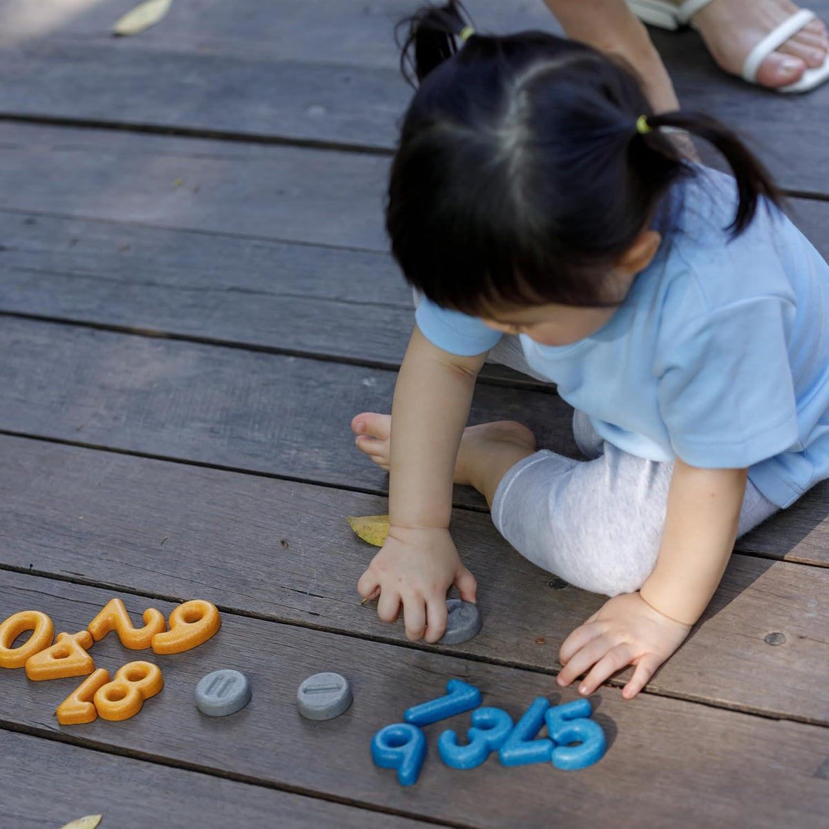 PlanToys® Juego de aprendizaje de madera de números y símbolos para...