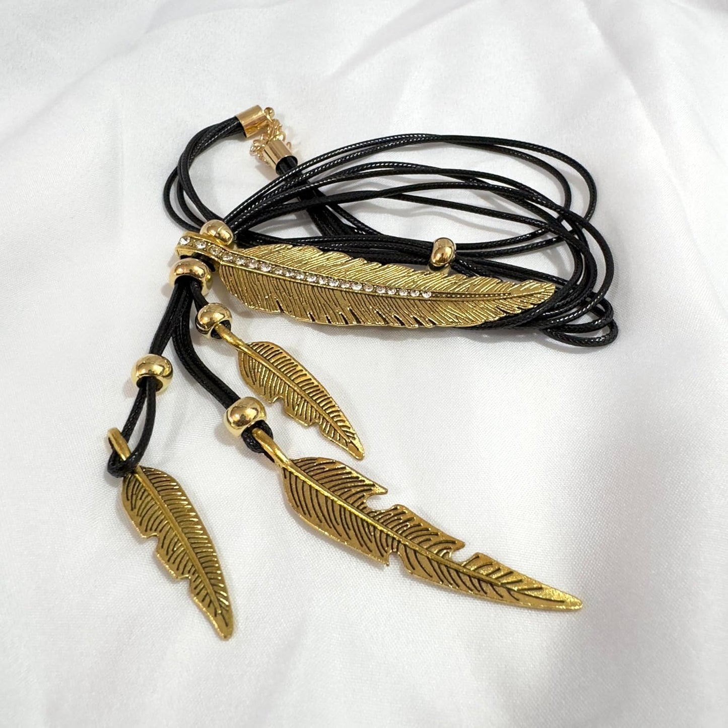 Collar de estilo bohemio con cadena de cuerda y diseño de hojas y p...