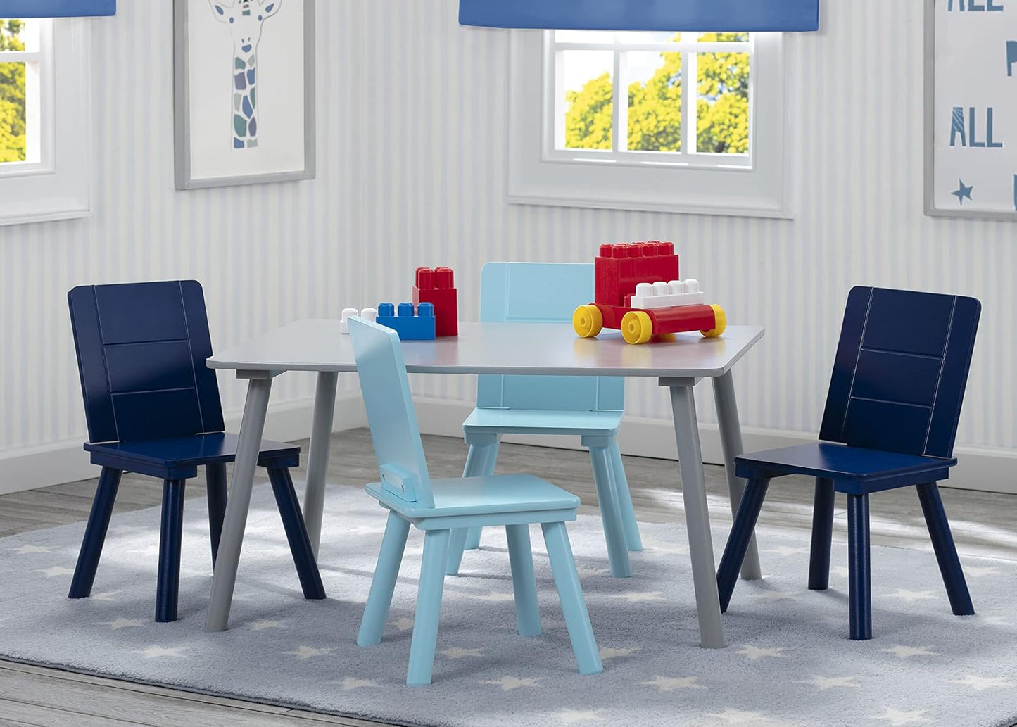 Delta Children Conjunto de mesa y sillas para niños (4 sillas inclu...
