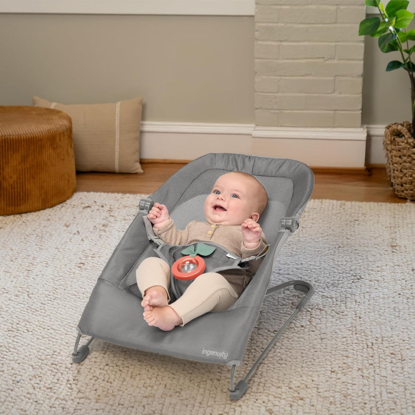 Ingenuity Stow &amp; Go - Portabebés plegable compacto, asiento por...