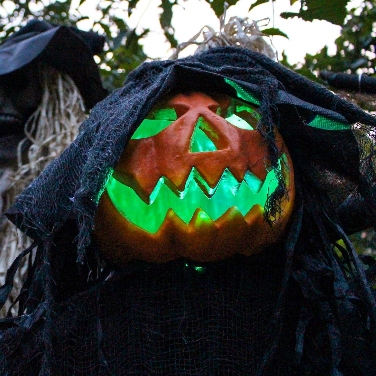 Haunted Hill Farm HHPUMP-3FLS | Espantapájaros animatrónico de tama...