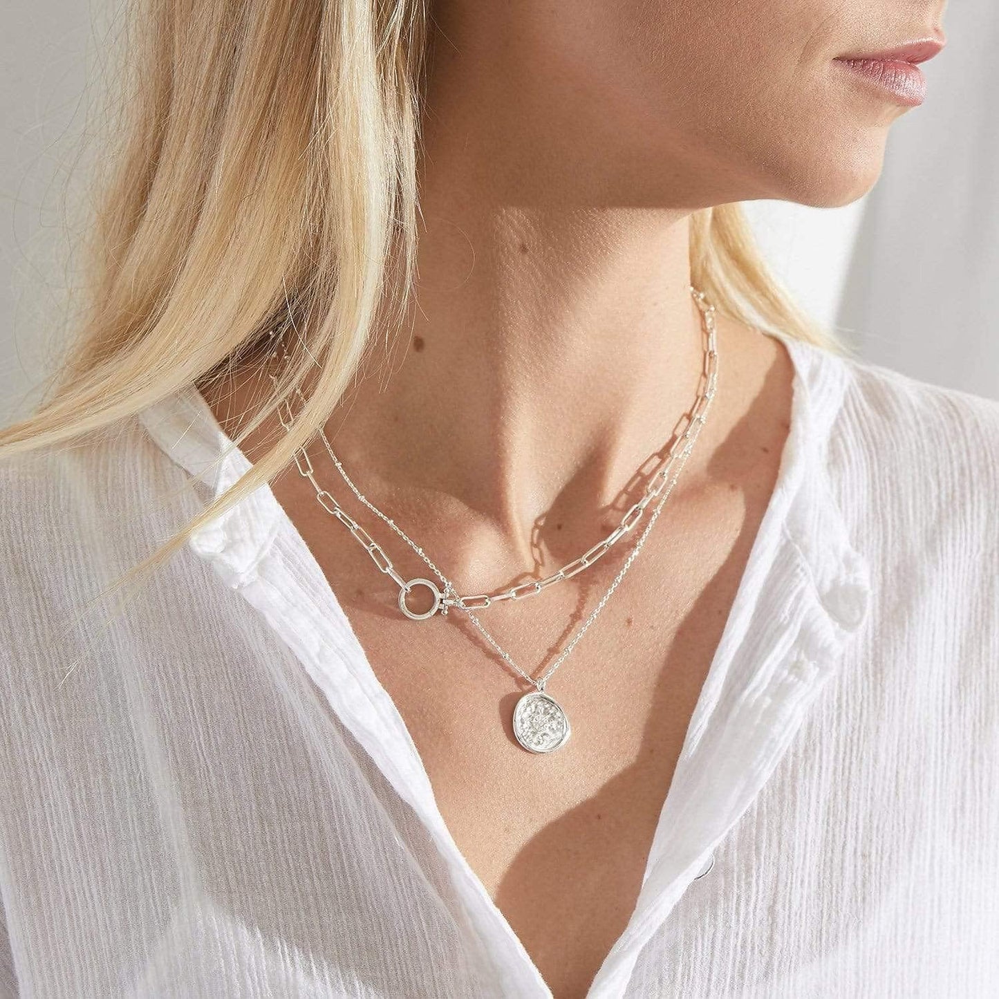 gorjana Collar con colgante de moneda de brújula para mujer, medall...
