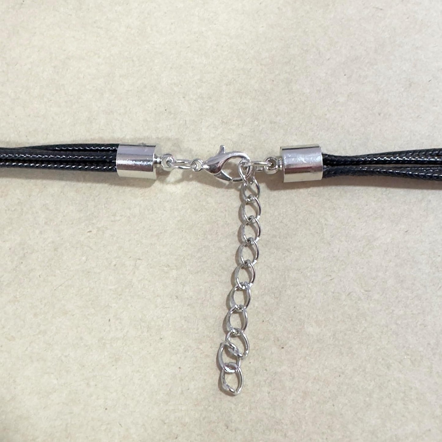 Collar de estilo bohemio con cadena de cuerda y diseño de hojas y p...