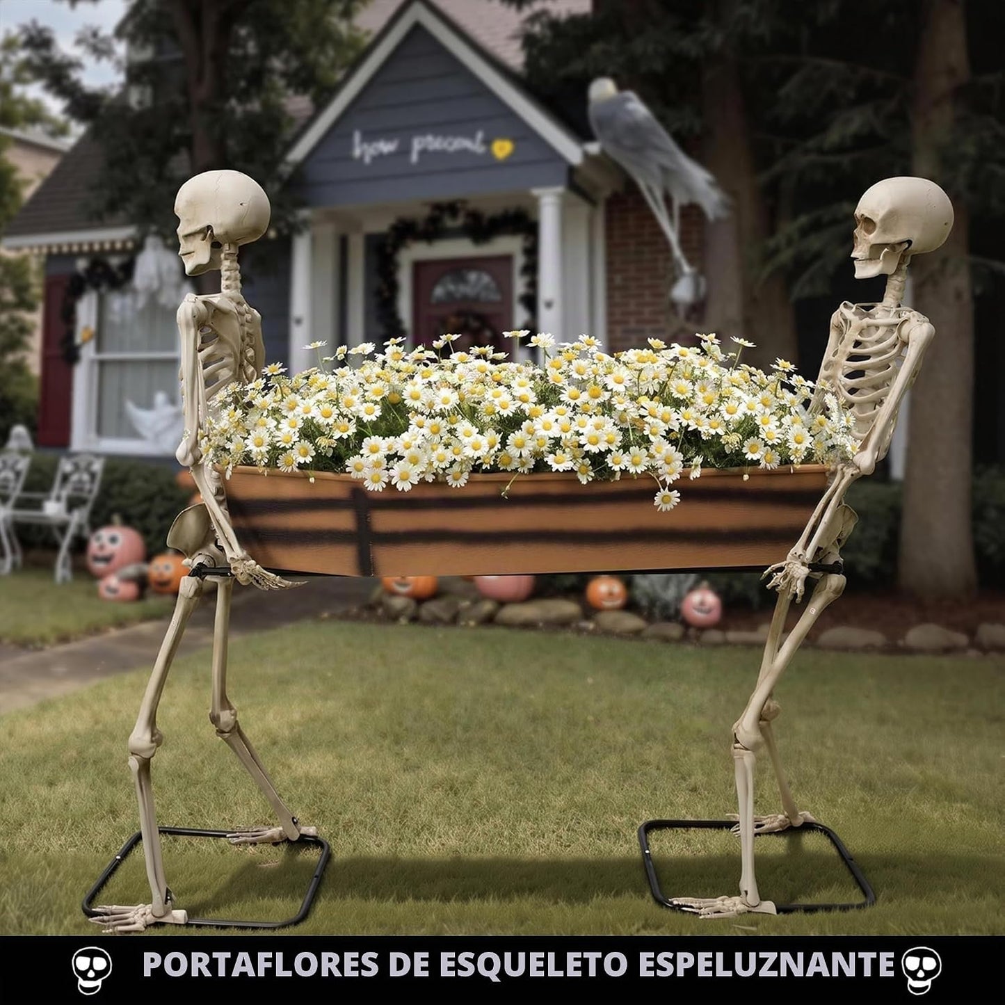 Dos esqueletos que transportan decoraciones de Halloween abiertas,...