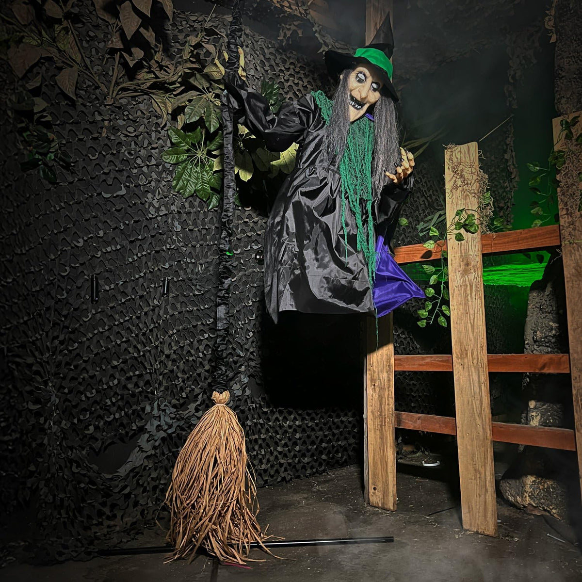 Haunted Hill Farm Animatronic de bruja voladora montada de 6 pies c...