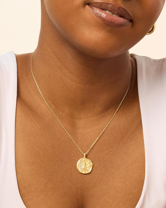 PAVOI Collar con Colgante de Moneda Ovalada Martillada Grabada Chap...