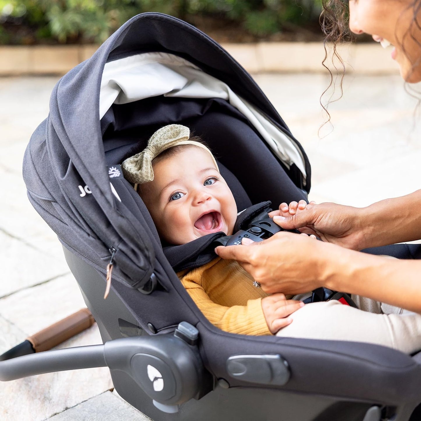 Joie Asiento de coche infantil Mint con base de pestillo \u2013 Asi...