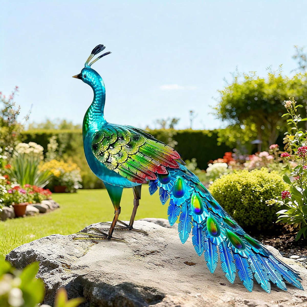 Elegante estatua de pavo real de metal, vibrante arte de pavo real...
