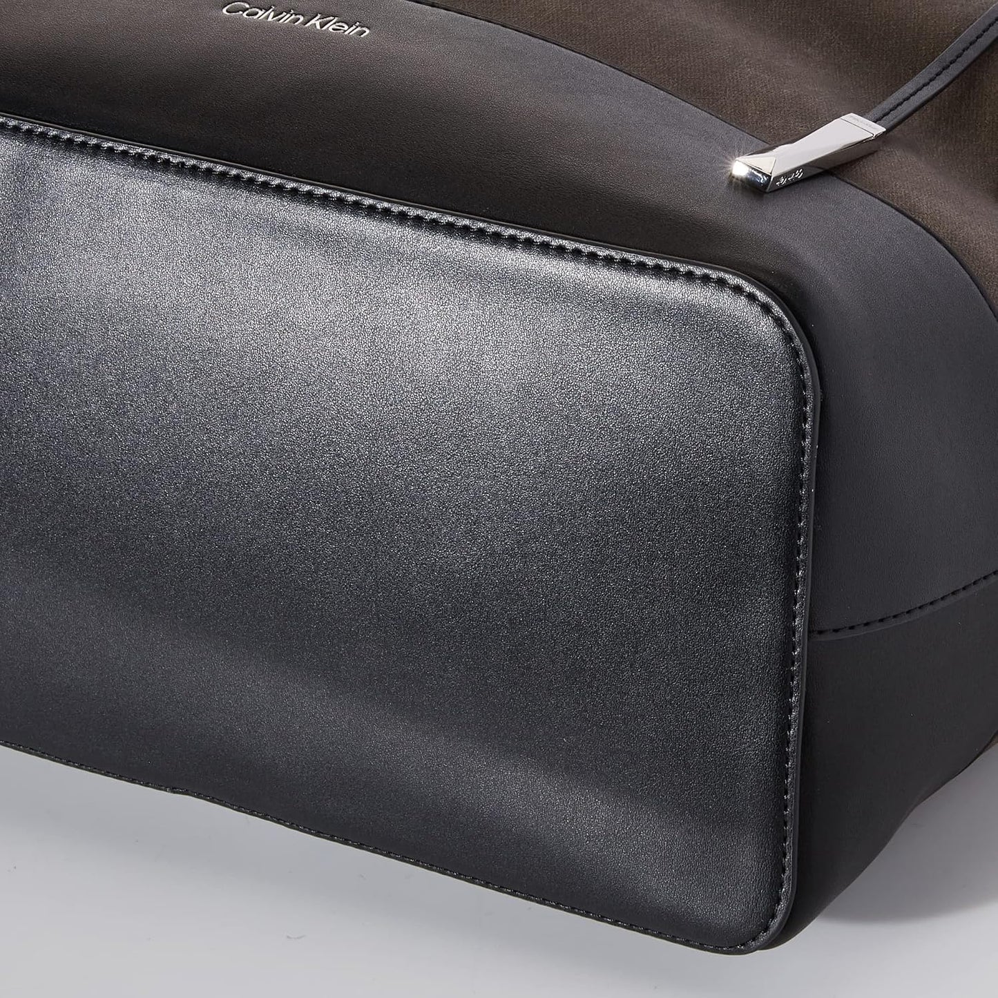 Calvin Klein Gabrianna Bubble - Bolso llave Norte\/Sur de piel sint...
