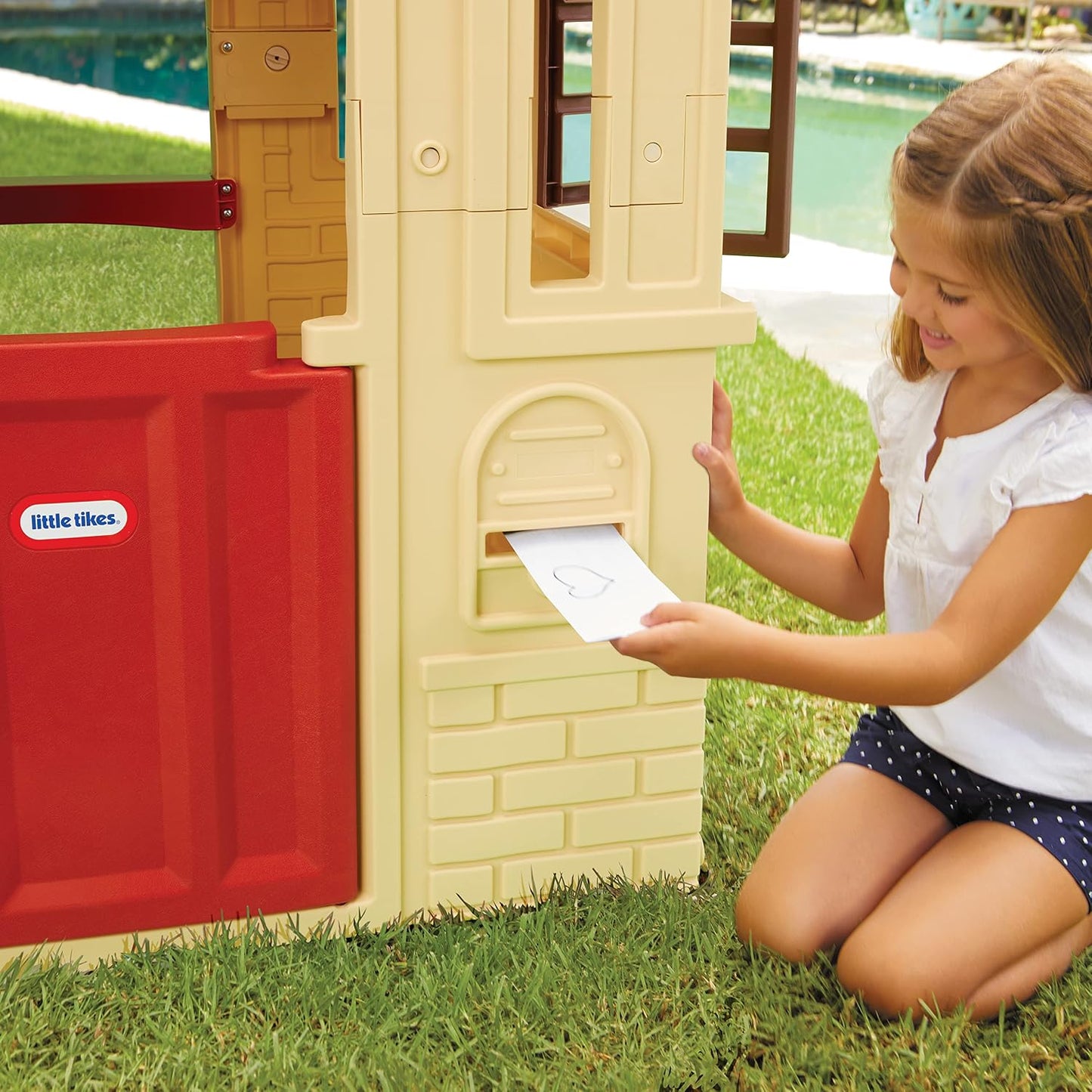 Casa de juegos Little Tikes Cape Cottage con puerta, ventanas y per...