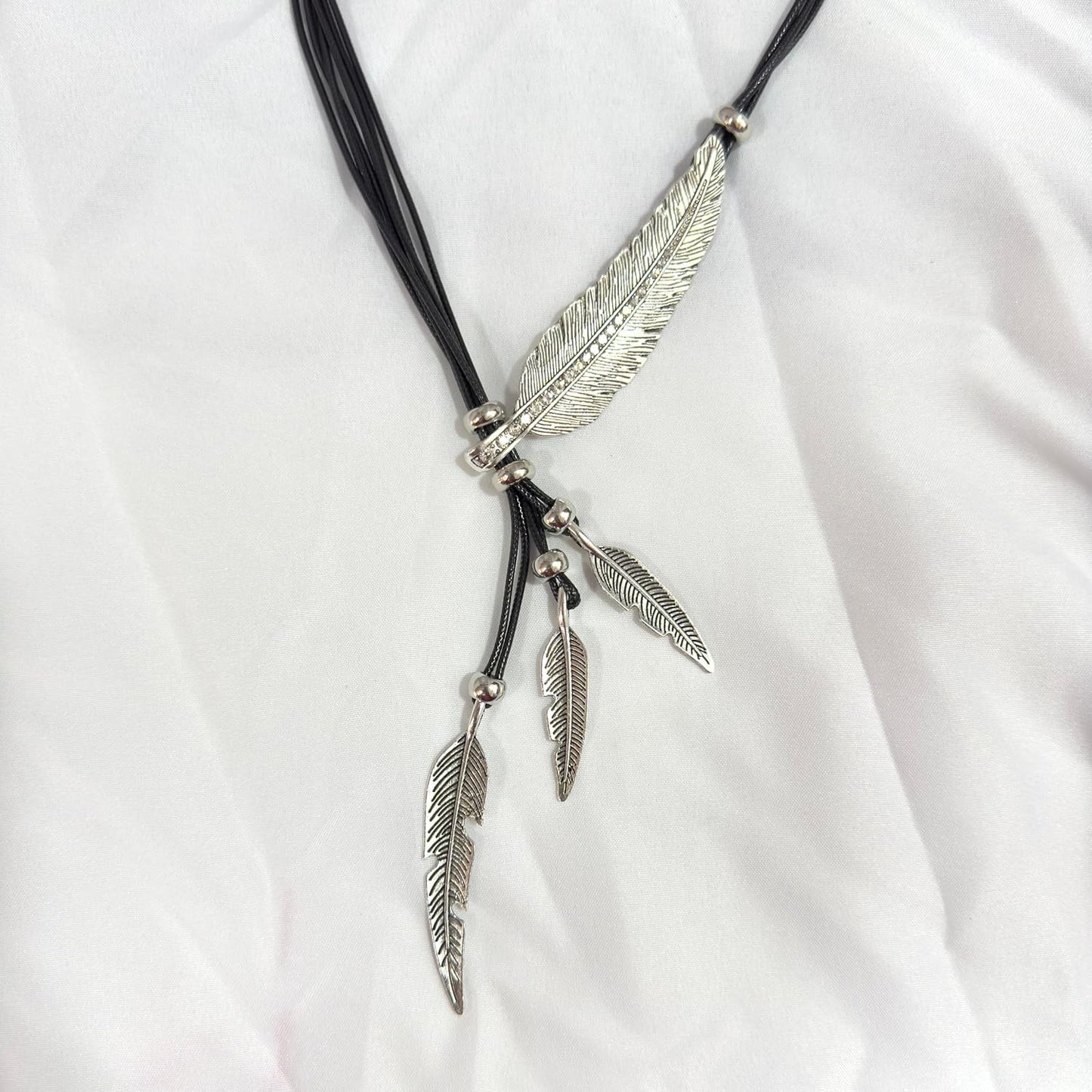 Collar de estilo bohemio con cadena de cuerda y diseño de hojas y p...